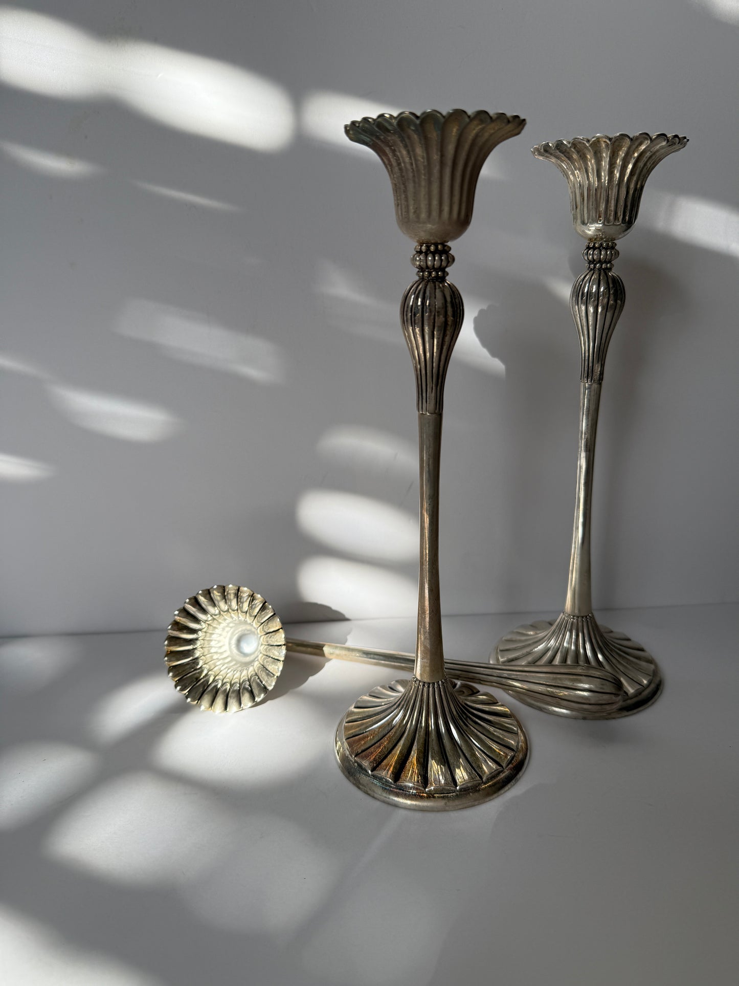 Silver-Plated Candlestick Set with Snuffer – Fluted Shell Design, Elegant Taper Holders, Vintage-Style Table Decor