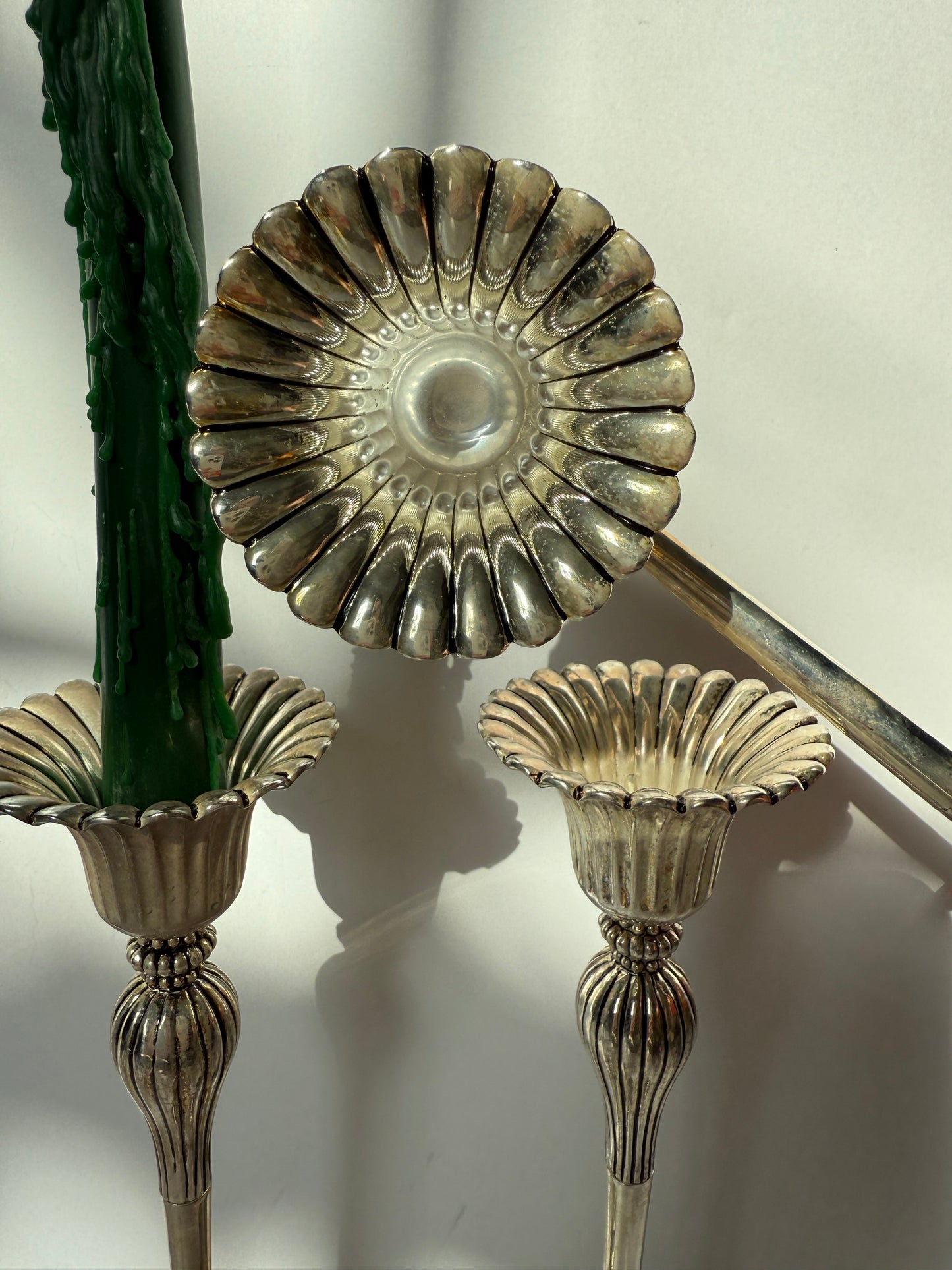 Silver-Plated Candlestick Set with Snuffer – Fluted Shell Design, Elegant Taper Holders, Vintage-Style Table Decor