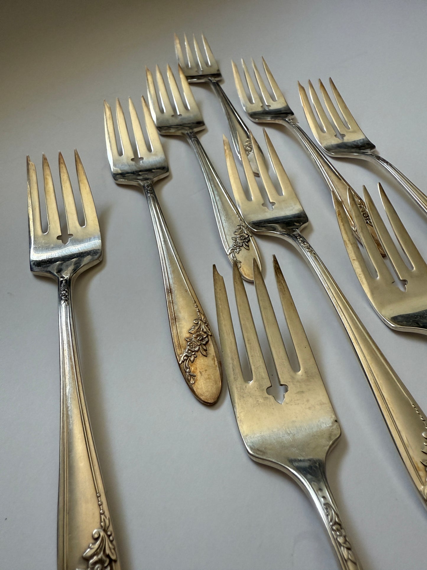 Set of 8 Vintage Silver-Plated Dessert Forks by Oneida Community – Elegant Classic Flatware