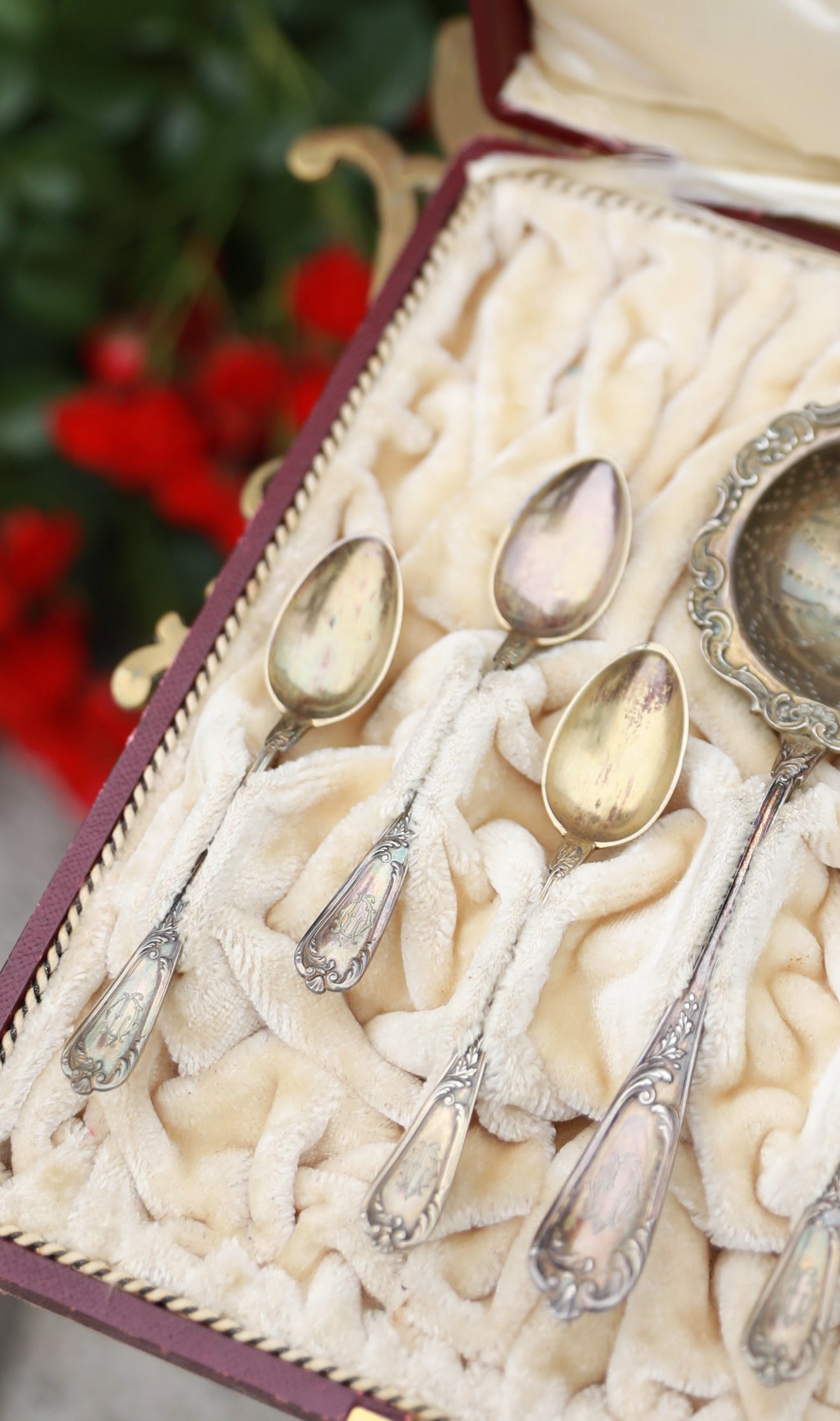 Antique Silver-Plated Tea Spoon Set with Ornate Strainer – Velvet-Lined Box, 8-Piece French Tea Service