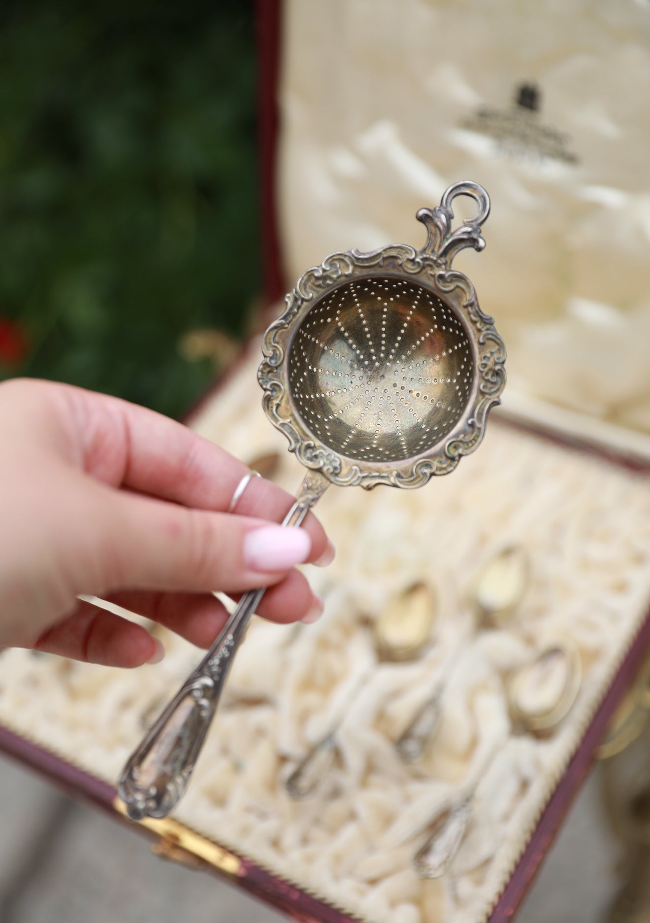 Antique Silver-Plated Tea Spoon Set with Ornate Strainer – Velvet-Lined Box, 8-Piece French Tea Service