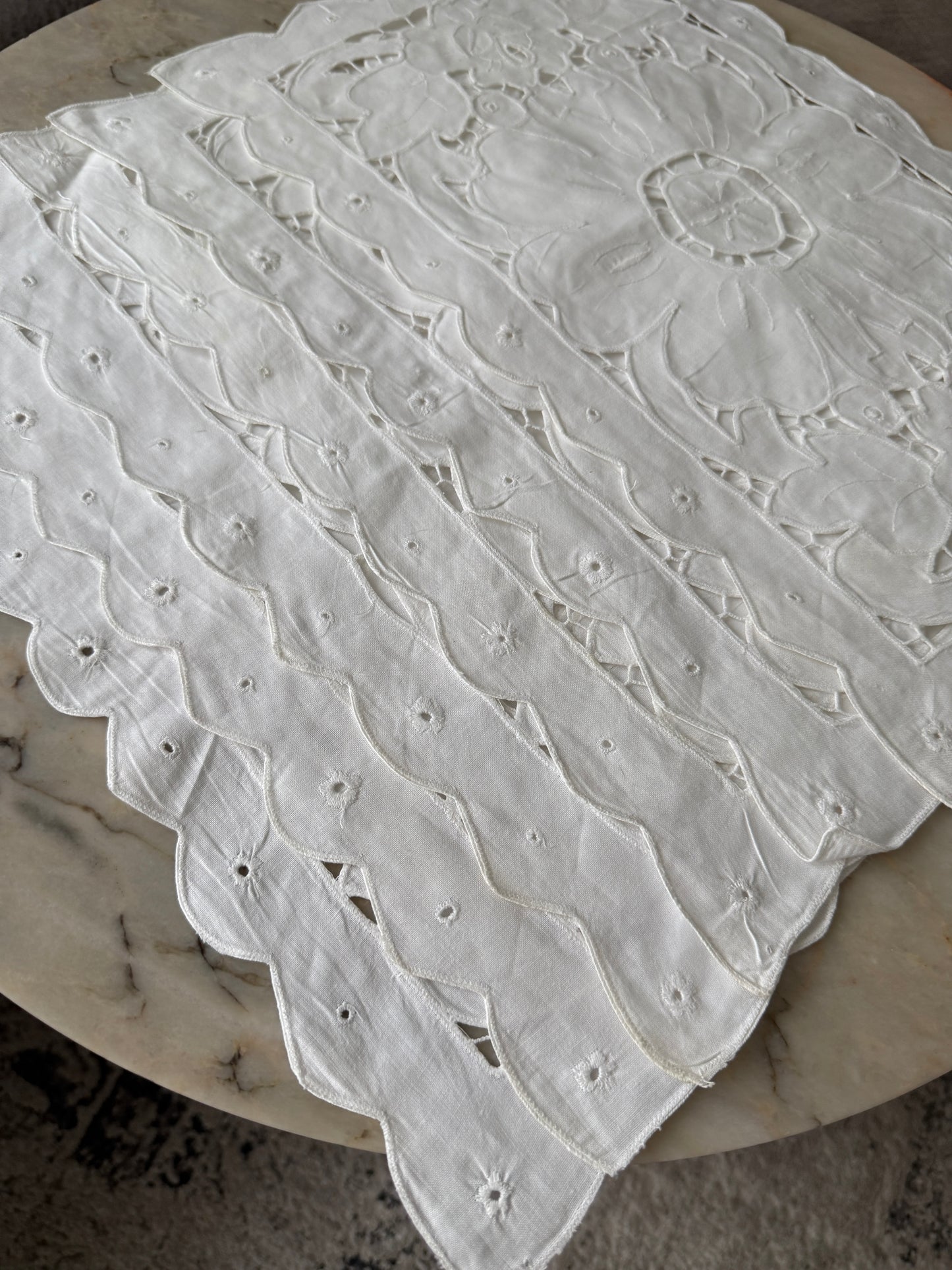 Set of 6 Vintage White Cutwork Linen Napkins – Floral Embroidery – Elegant Table Décor