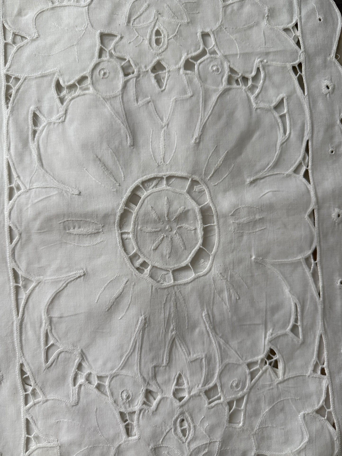 Set of 6 Vintage White Cutwork Linen Napkins – Floral Embroidery – Elegant Table Décor