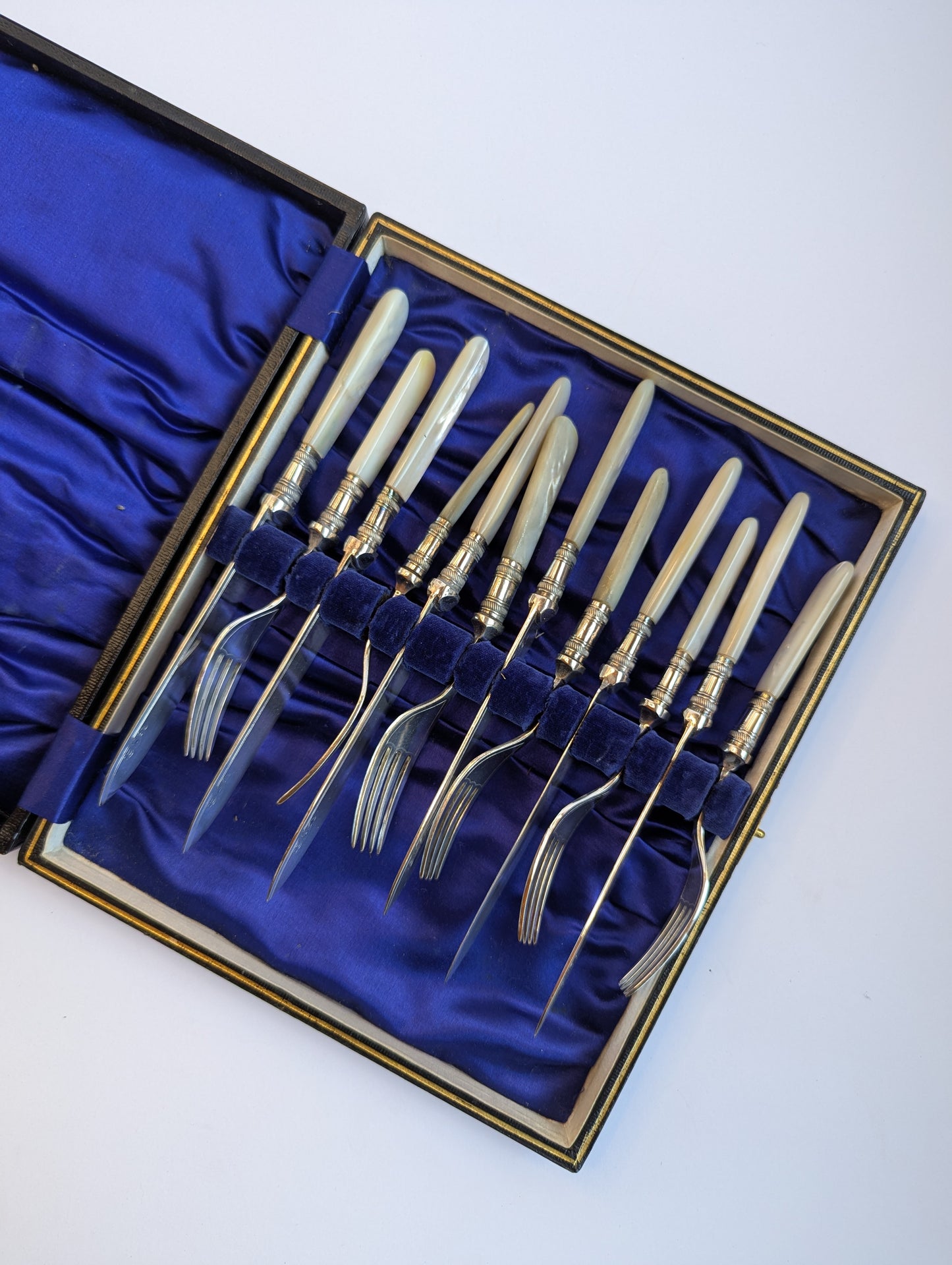 Antique Mother-of-Pearl Fish Cutlery Set – 12-Piece Silver-Plated Fork & Knife Set in Original Box