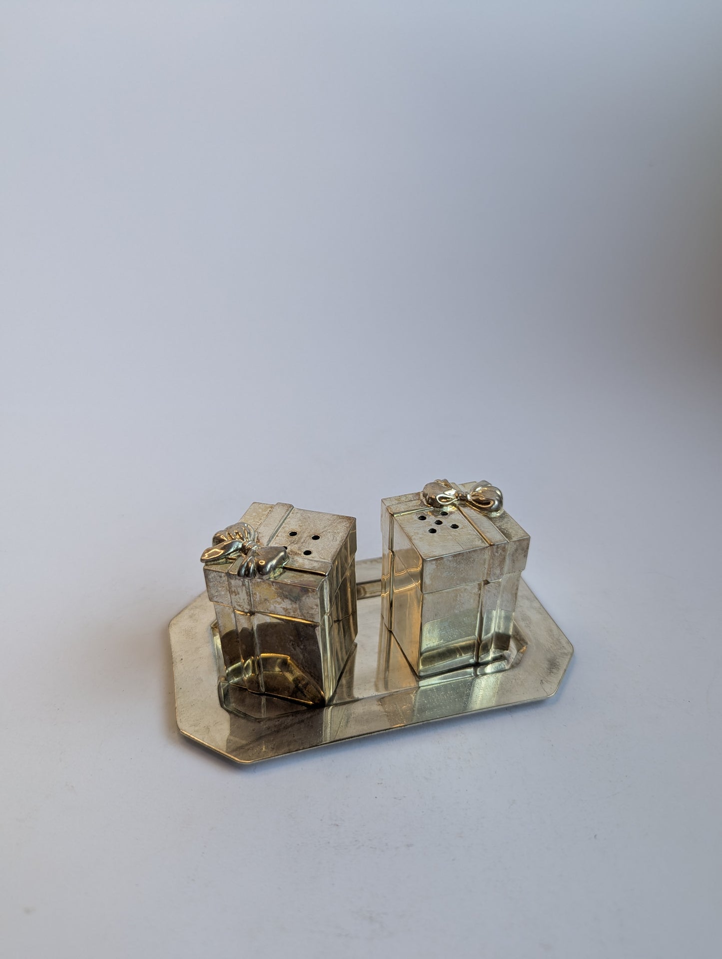 Vintage Silver-Plated Salt & Pepper Shaker Gift Box Set with Tray – Decorative Holiday Tableware
