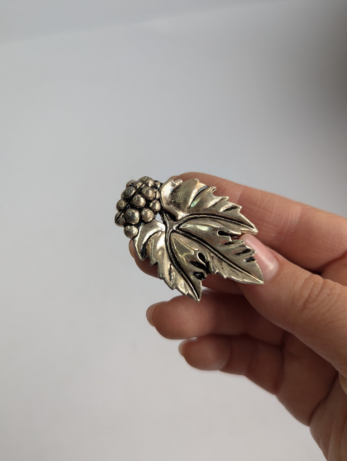 Vintage Silver Grape Leaf Knife Rests – Set of 6 Decorative Utensil Holders