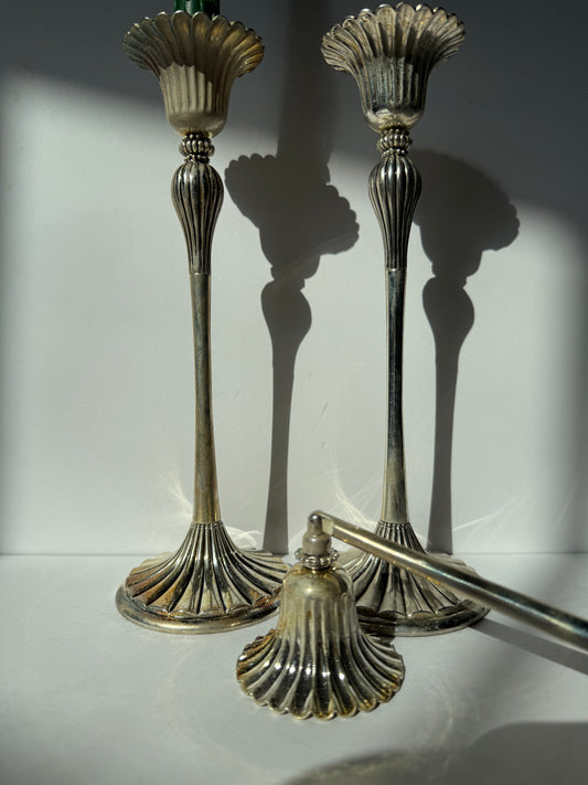 Silver-Plated Candlestick Set with Snuffer – Fluted Shell Design, Elegant Taper Holders, Vintage-Style Table Decor