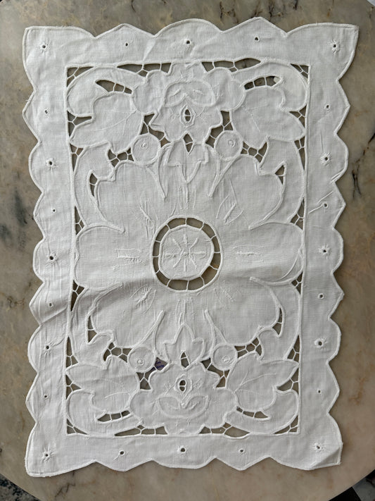 Set of 6 Vintage White Cutwork Linen Napkins – Floral Embroidery – Elegant Table Décor